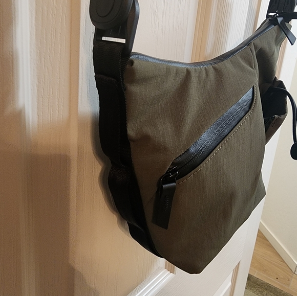 Like New Alpaka Flow Satchel (2L) - Picture 5 of 11